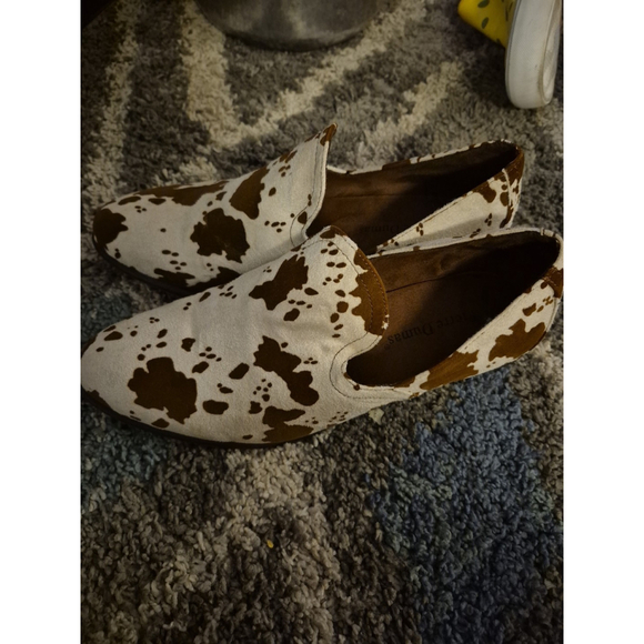 Pierre Dumas Cow Print Slip-on Mid-Heel Loafers New Women's Size 8 - Picture 2 of 6